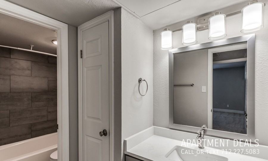 10940 Meadowglen Ln #516 - Photo 7 of 11