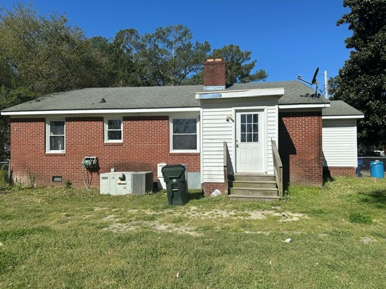 1205 Ferndale Ln - Photo 2 of 10