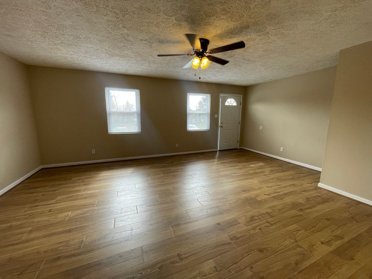 202 Fountain Dr - Photo 2 of 12