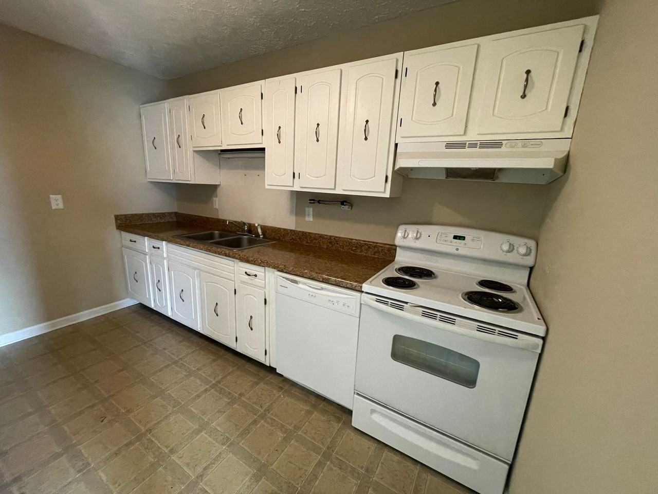 202 Fountain Dr - Photo 4 of 12