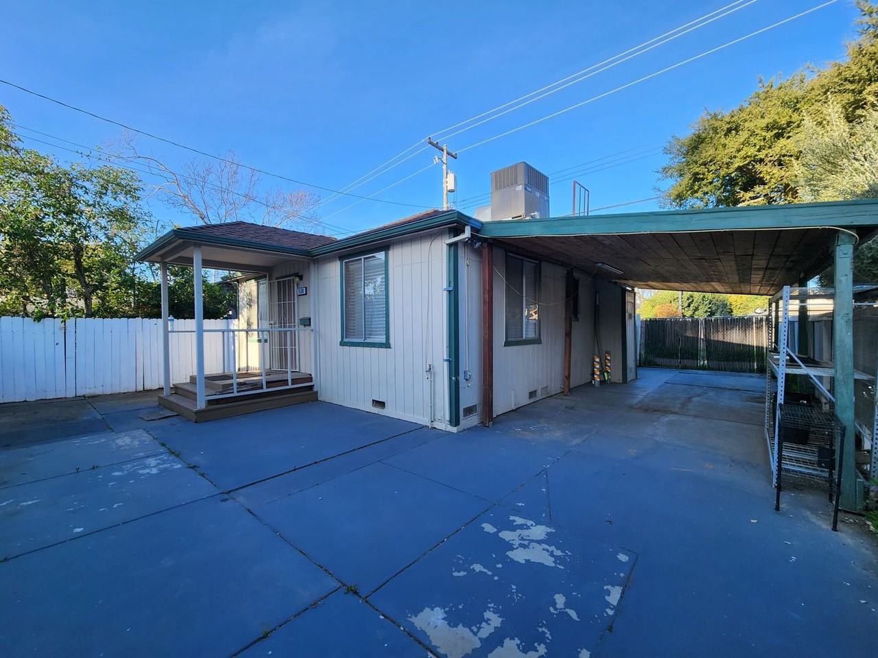 1530 49th St - Photo 2 of 7