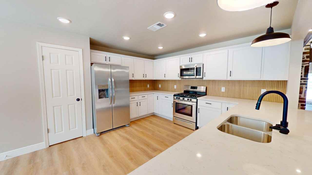 MICHAEL COLE - Photo 6 of 50