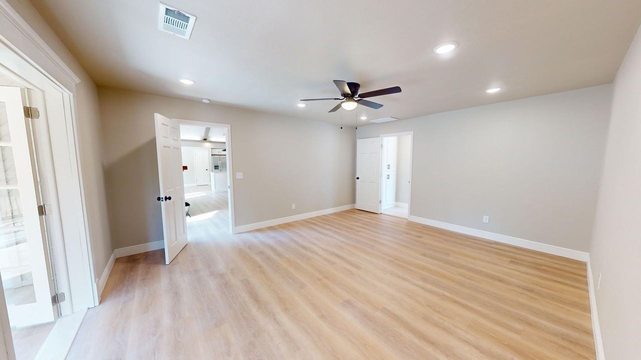 MICHAEL COLE - Photo 7 of 50