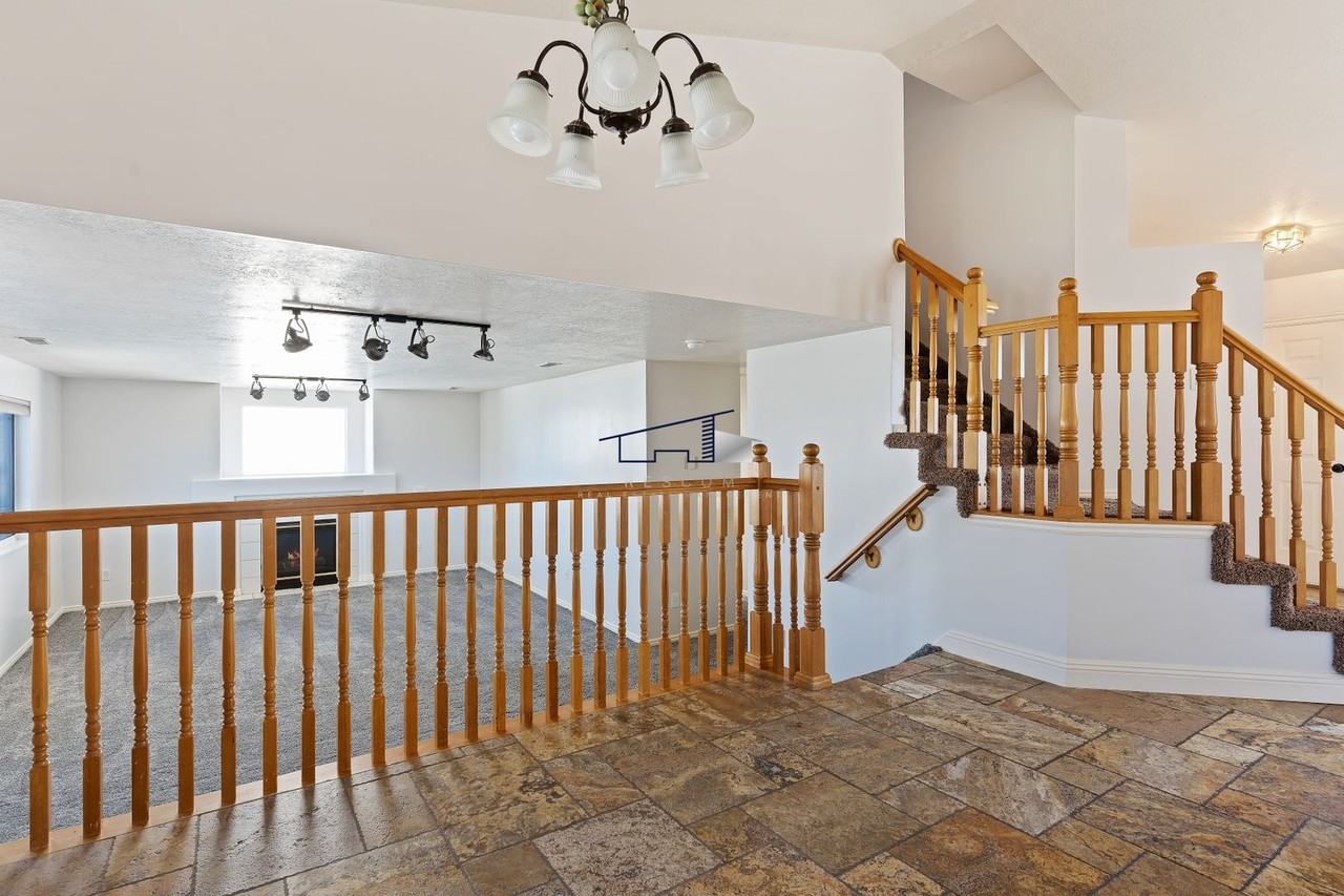 5589 S 3275 W - Photo 4 of 32