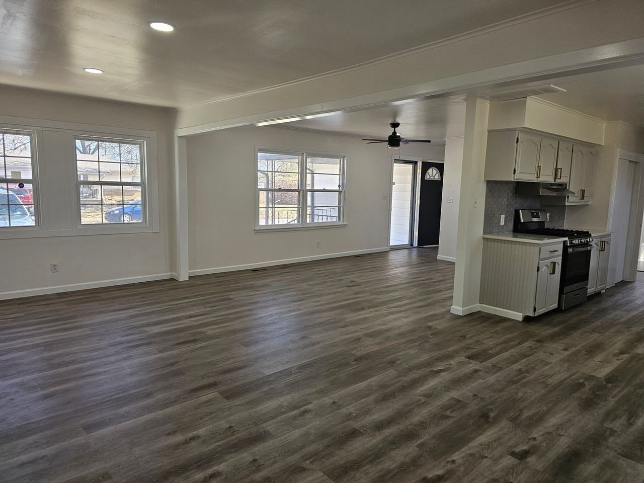 1030 N Hickory Ave - Photo 2 of 15