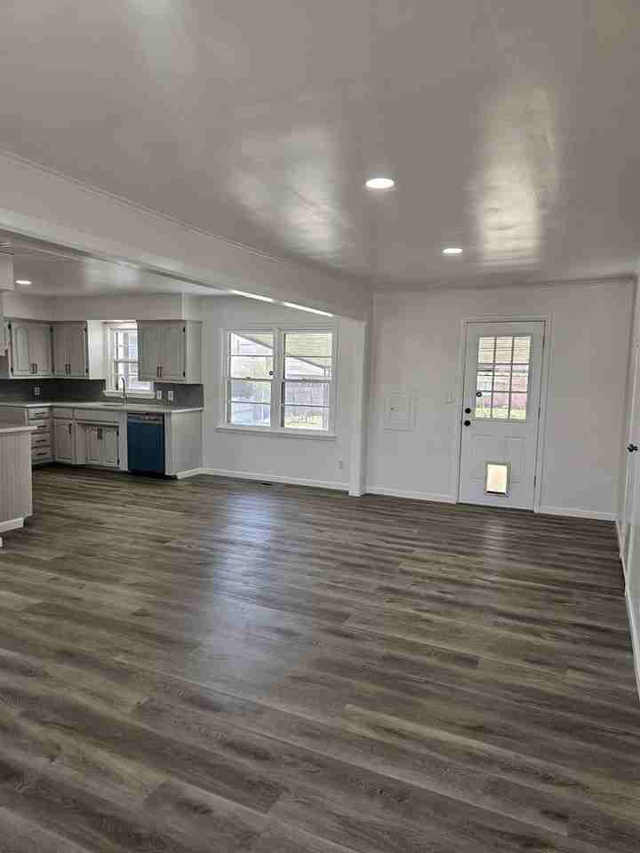 1030 N Hickory Ave - Photo 3 of 15