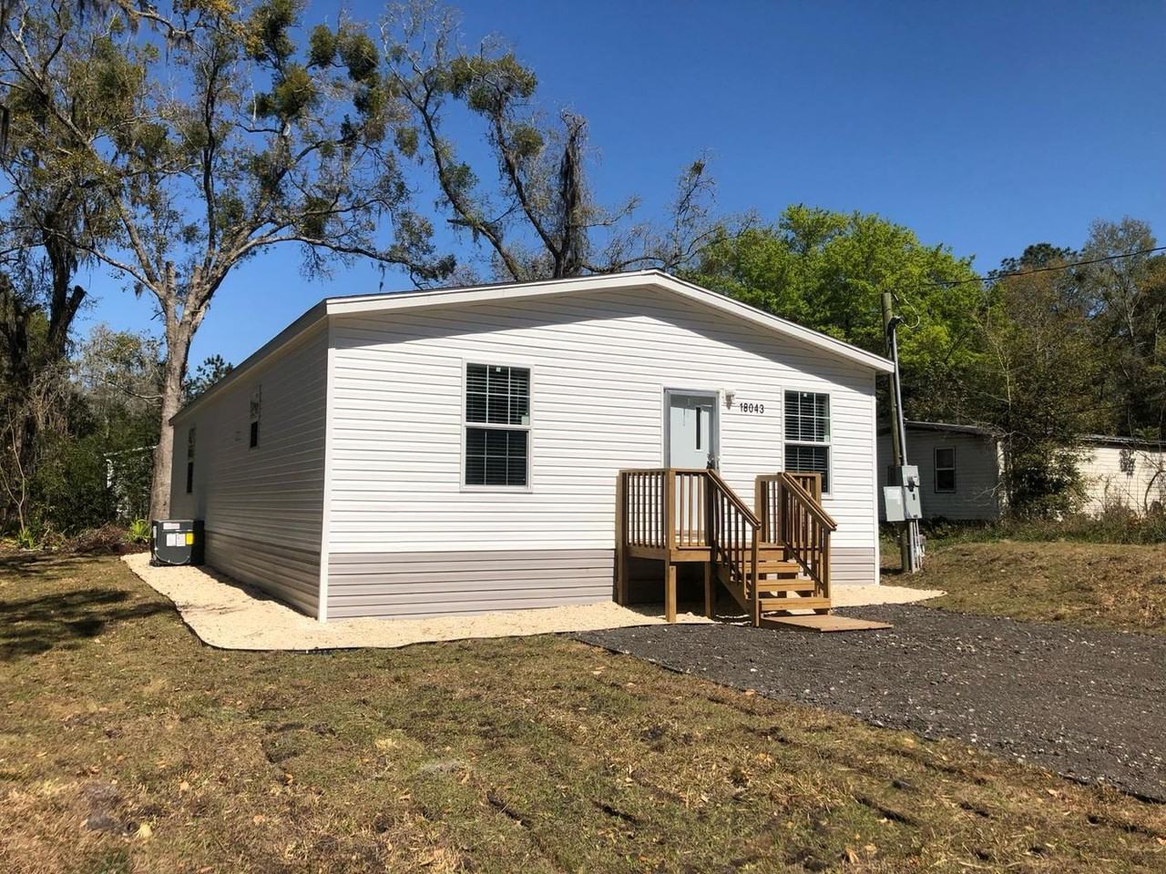 18043 Ferry Ave - Photo 3 of 13