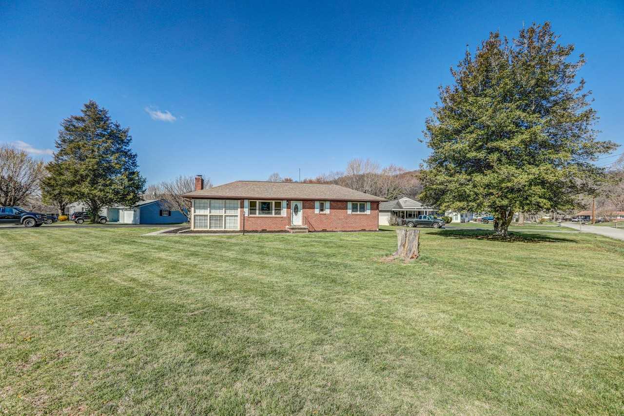 200 Fairacres Dr - Photo 2 of 34