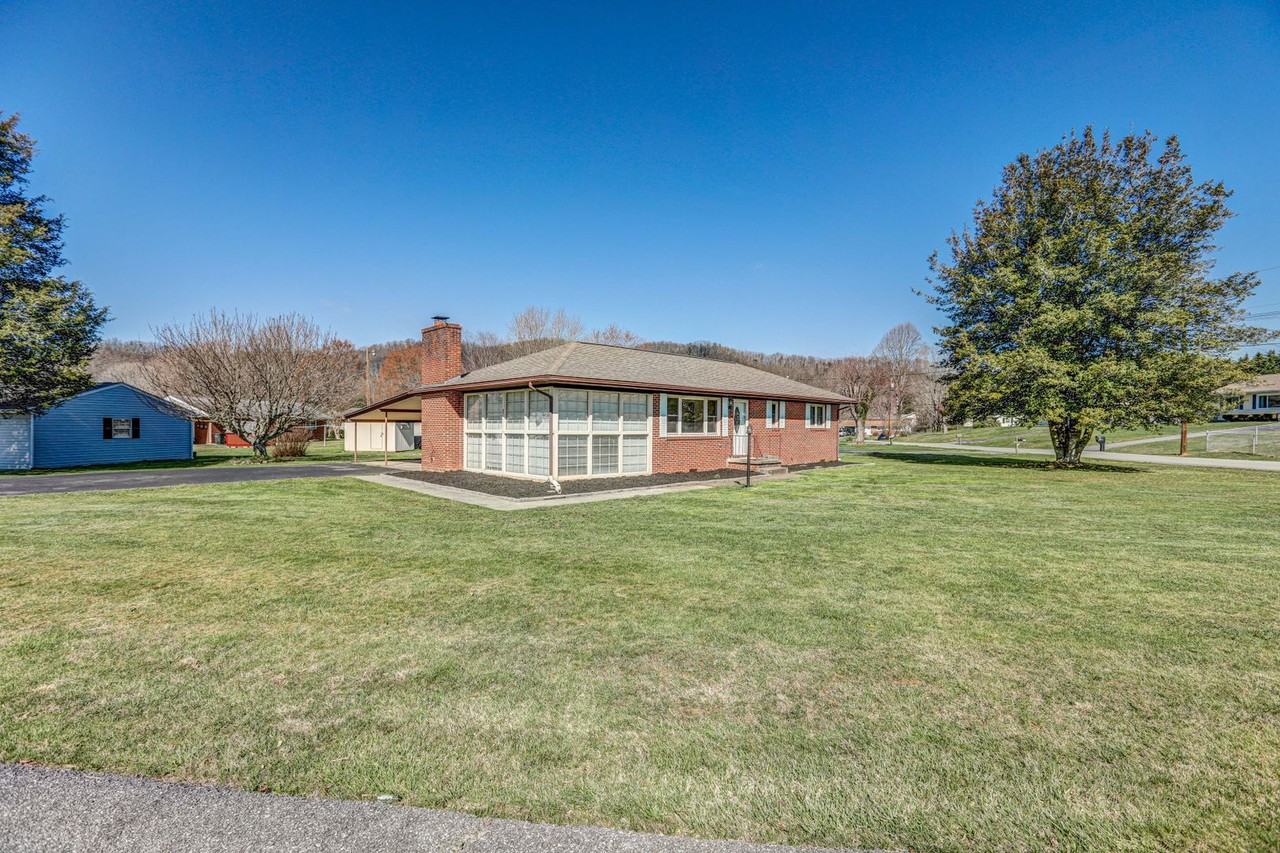 200 Fairacres Dr - Photo 3 of 34