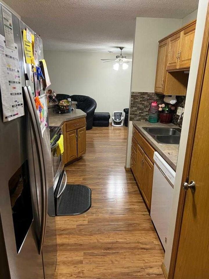 12120 Zealand Ave N - Photo 6 of 29