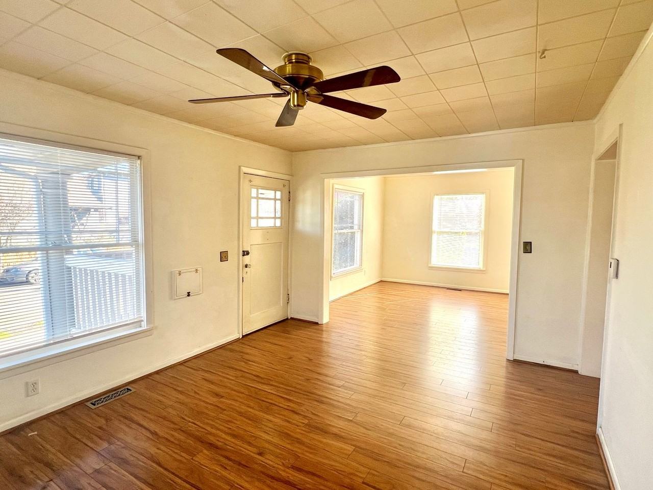 8421 N Fiske Ave - Photo 5 of 33