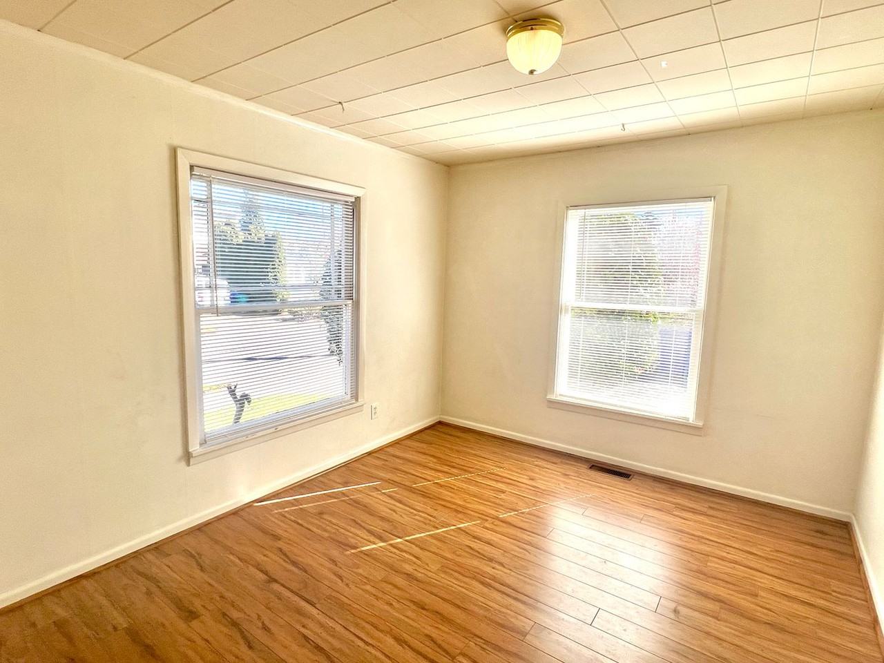 8421 N Fiske Ave - Photo 7 of 33