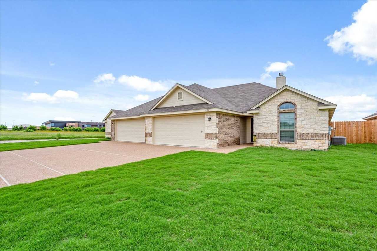 620 Hilltop Dr - Photo 3 of 26