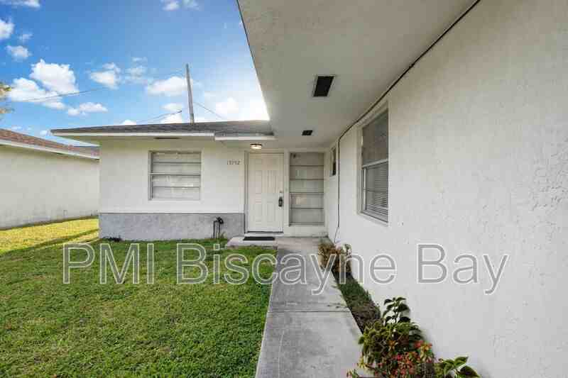 13592 Ne 13th Ave - Photo 2 of 20