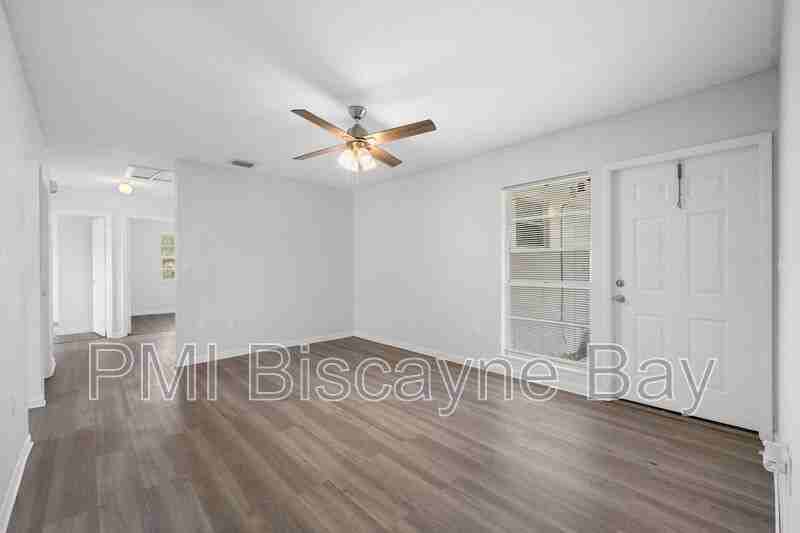 13592 Ne 13th Ave - Photo 3 of 20