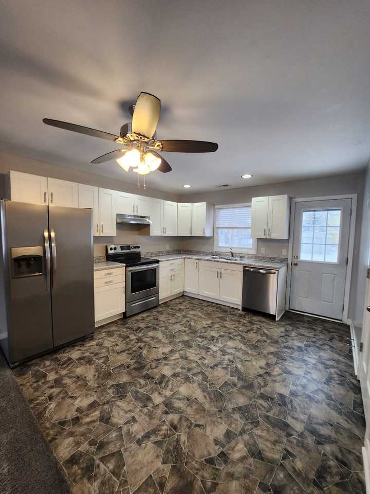 511 W 22Nd St - Photo 3 of 8