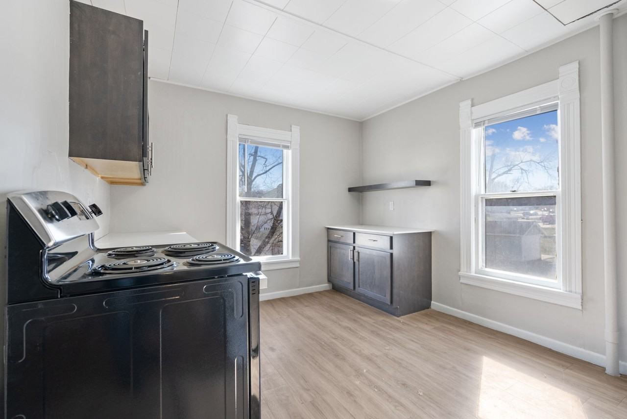 2104 College St - Photo 7 of 38