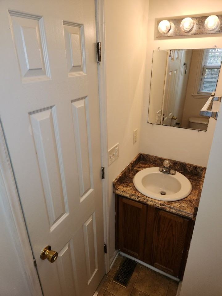 860 Darby St - Photo 2 of 30