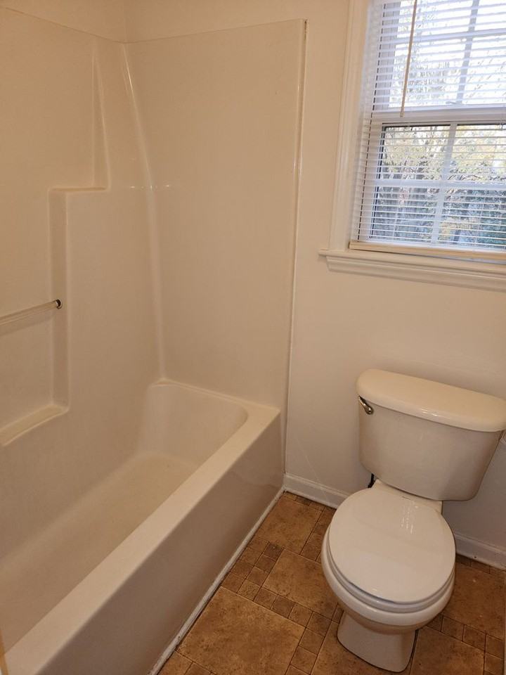 860 Darby St - Photo 3 of 30
