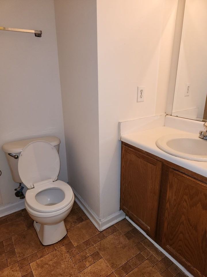 860 Darby St - Photo 5 of 30