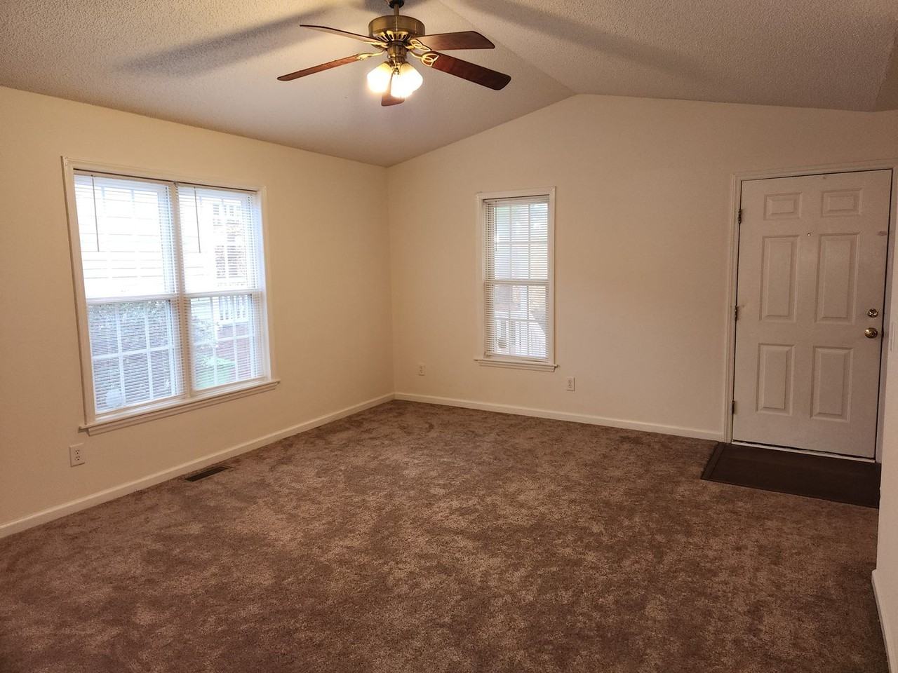 860 Darby St - Photo 6 of 30