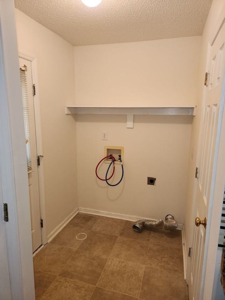 860 Darby St - Photo 4 of 30