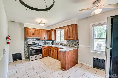 41 Franklin St - Photo 3 of 8