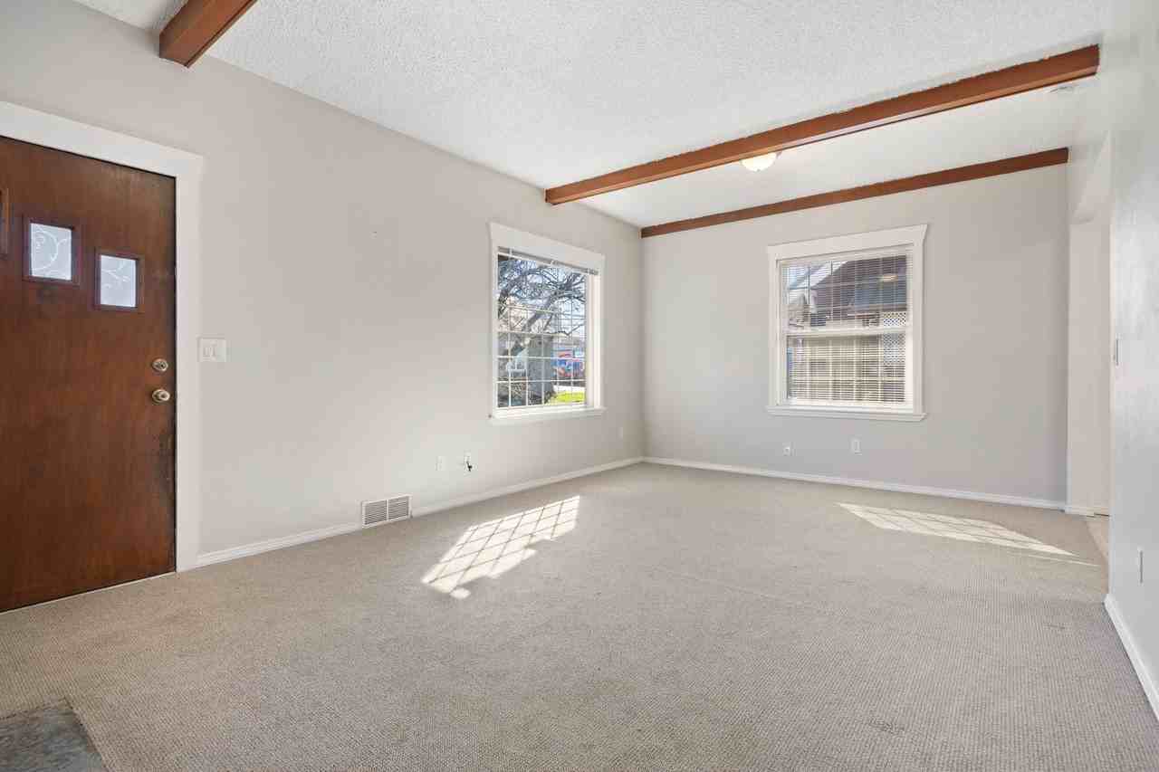 709 Mckenzie Ave - Photo 4 of 47