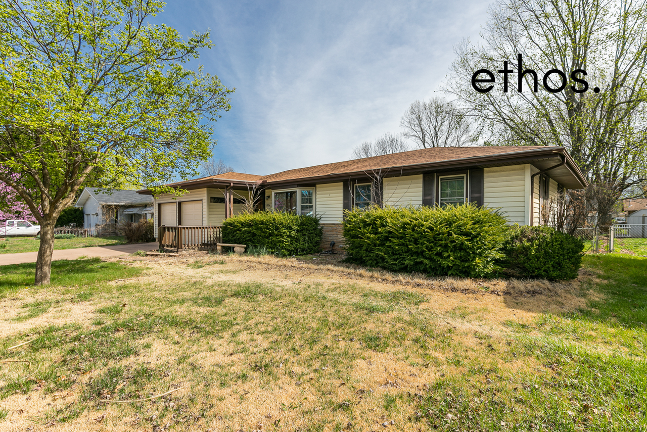 1934 S Thelma Ave - Photo 3 of 26