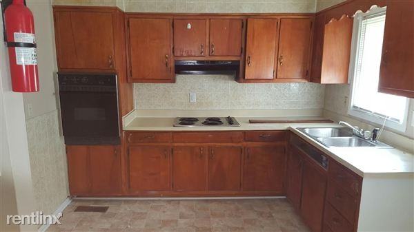 429 Oak Dr SE - Photo 2 of 8