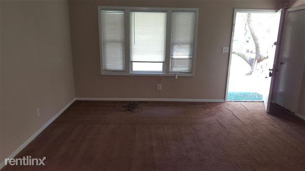 429 Oak Dr SE - Photo 3 of 8