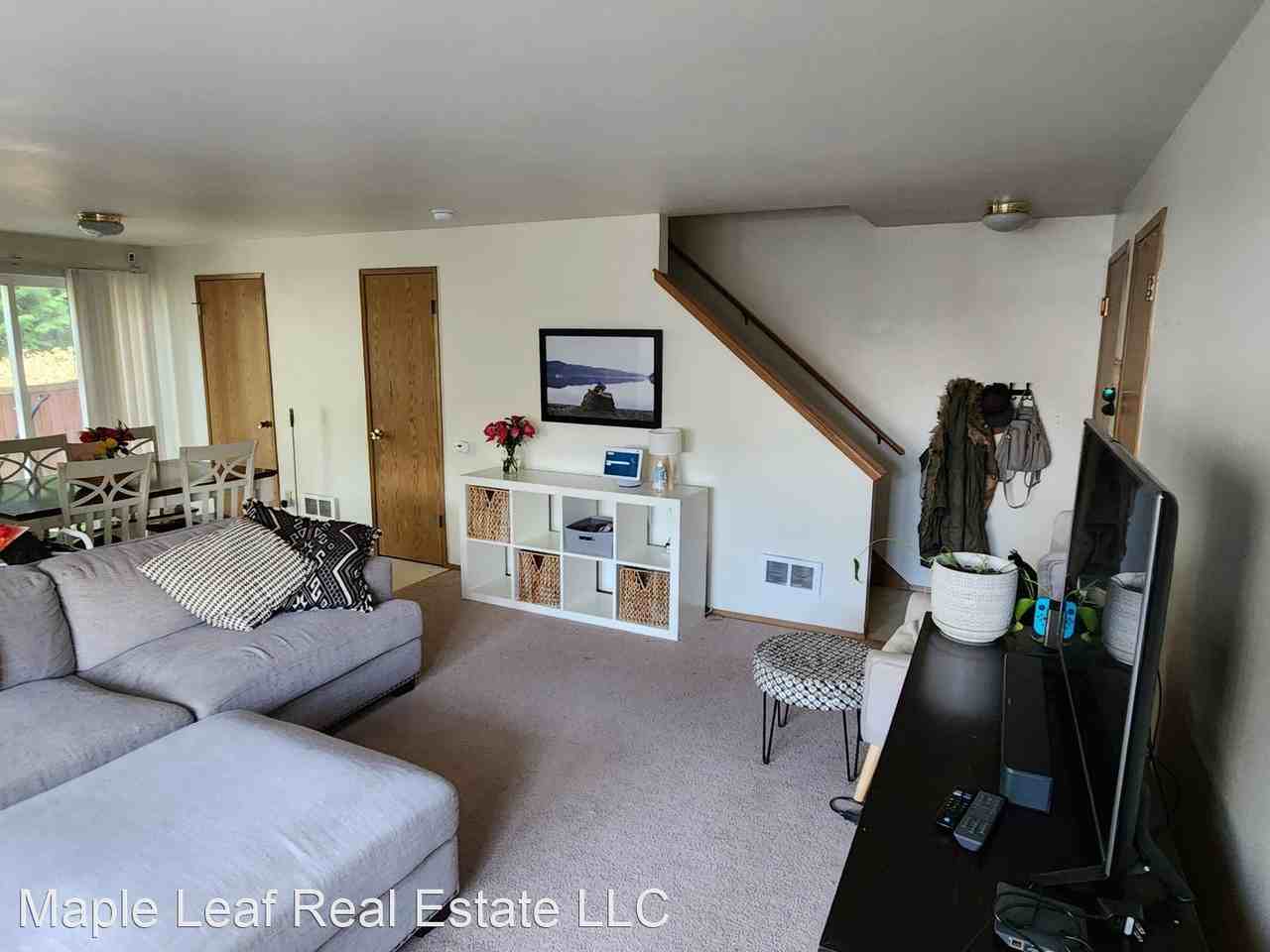 Lake Stevens Duplex within minutes to Frontier Village Apartments