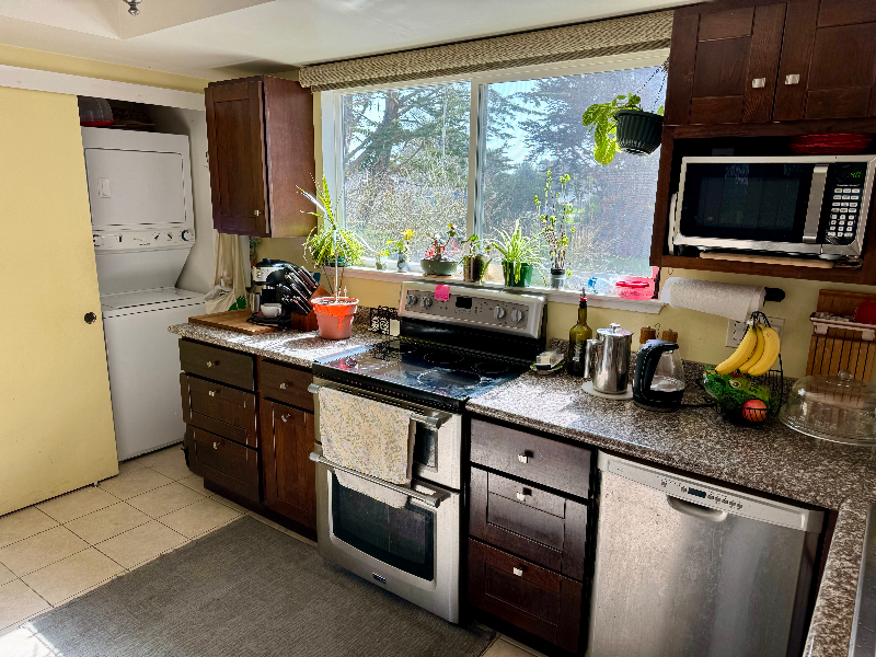 570 Vermont Ave #B - Photo 3 of 17