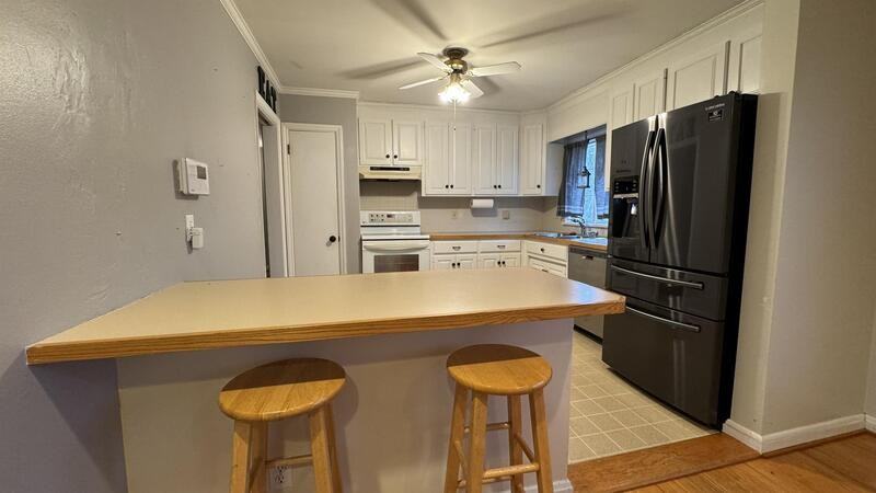 1531 Club Dr - Photo 3 of 16