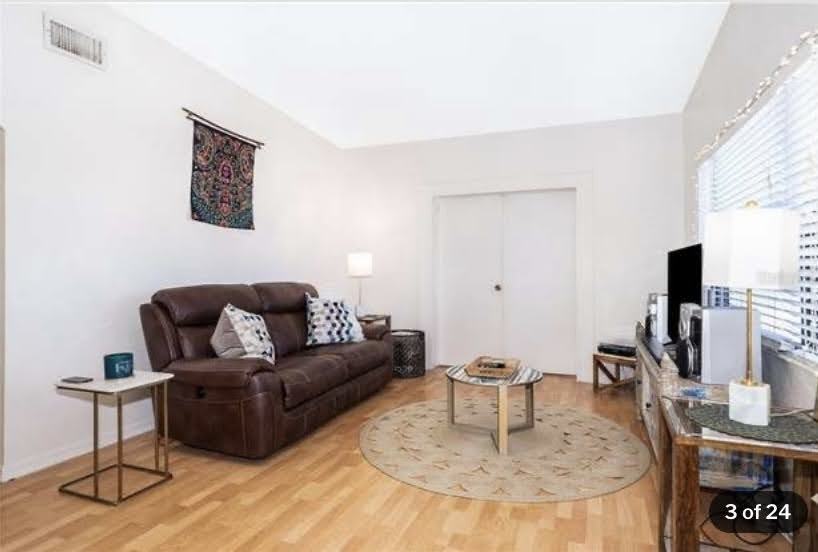 302 Oakwood Ct #NA - Photo 3 of 12