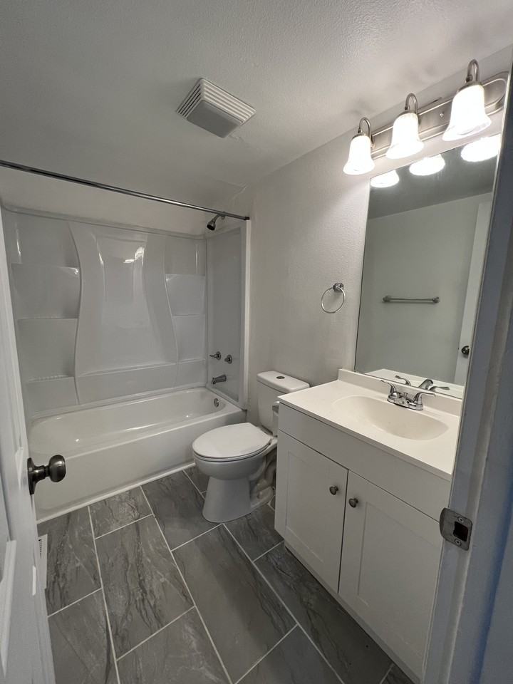 2524 Glen View Ave #A - Photo 3 of 7