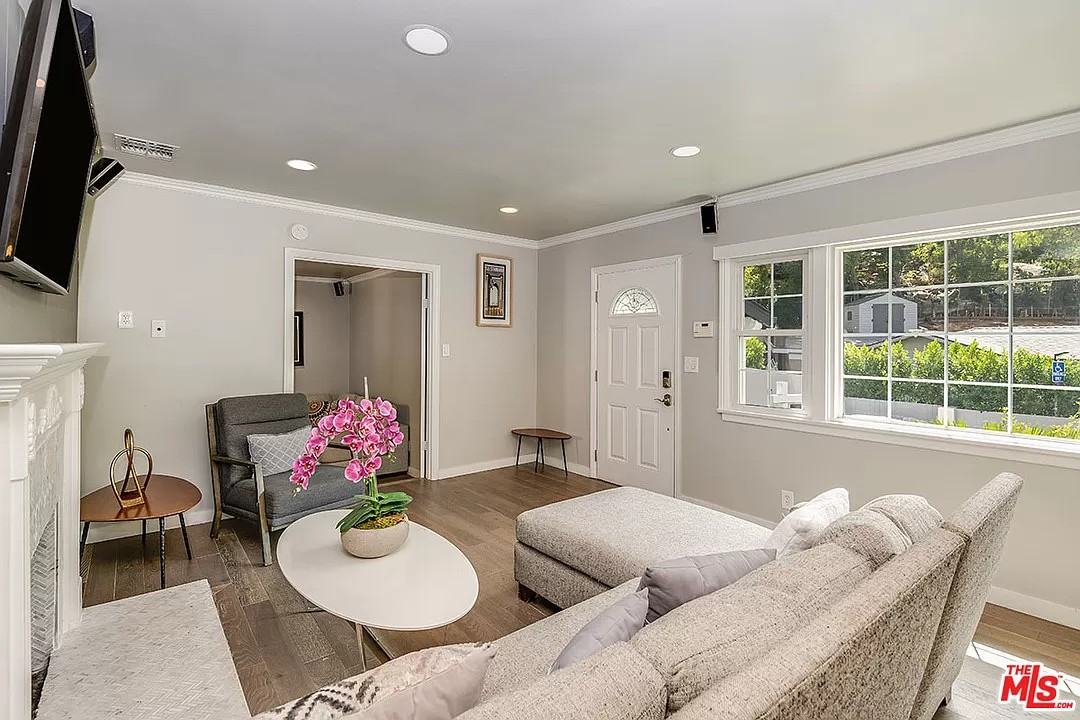 11661 Sunshine Terrace - Photo 3 of 9