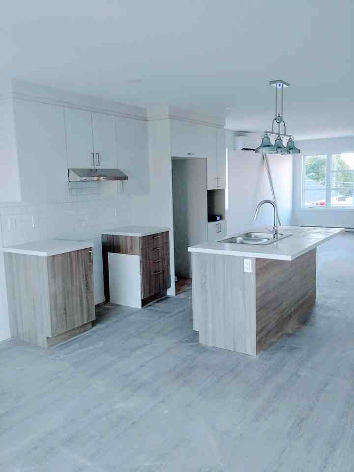 Rue-Notre-Dame-de-Grâces Rue-Notre-Dame-de-Grâces #2 - Photo 2 of 9