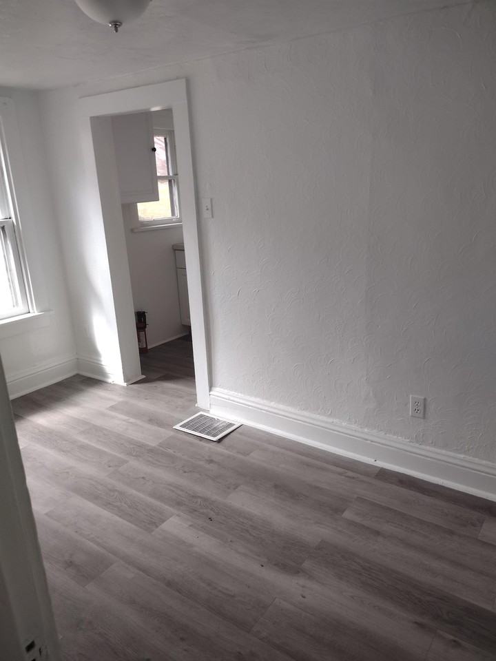 817 Thompson St #2 - Photo 3 of 7