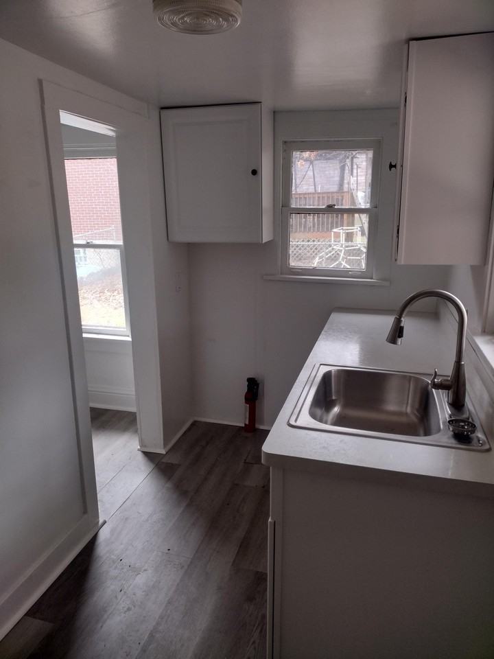 817 Thompson St #2 - Photo 4 of 7