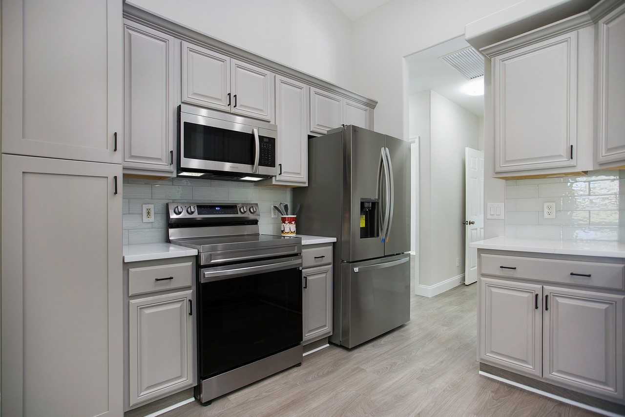 2921 Inlet Cove Lane East - Photo 5 of 52