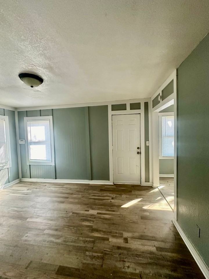 4306 E 17th St - Photo 2 of 11