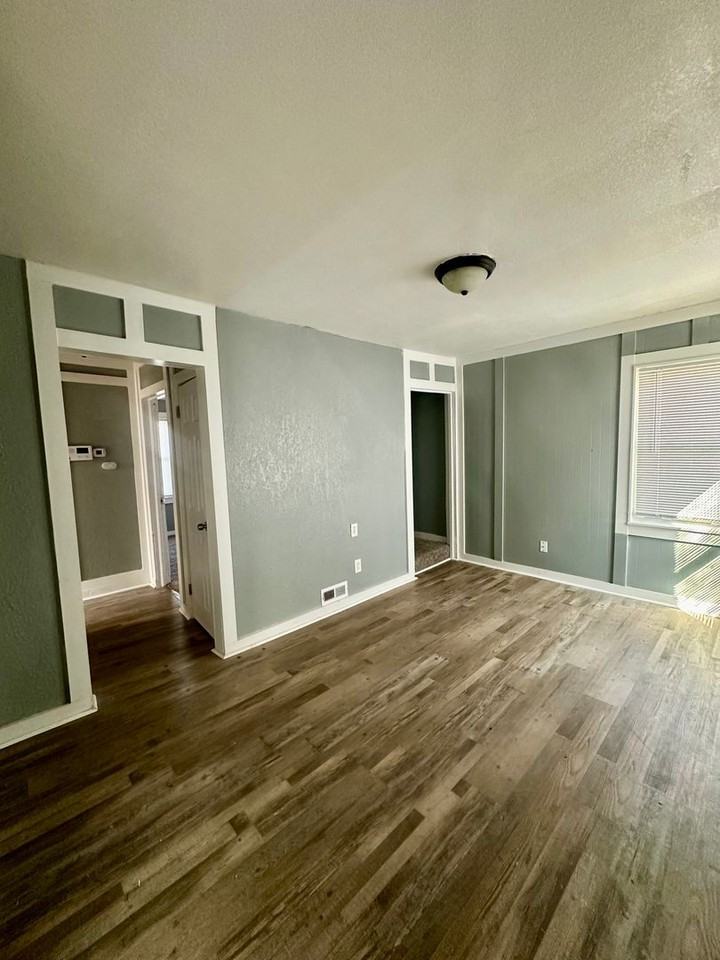 4306 E 17th St - Photo 3 of 11