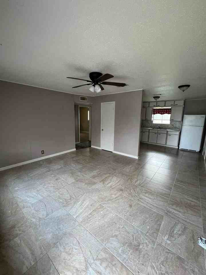 230 Roberts Ave - Photo 2 of 8