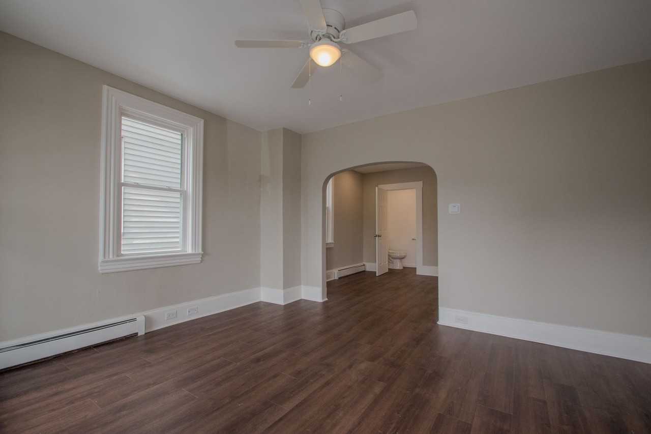 208 Chestnut St - Photo 3 of 17