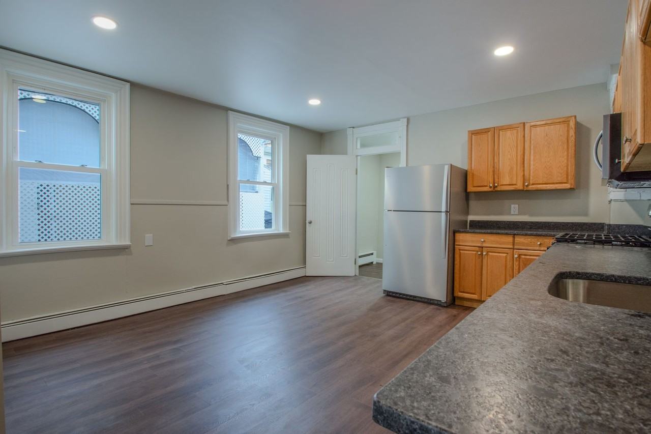 208 Chestnut St - Photo 6 of 17