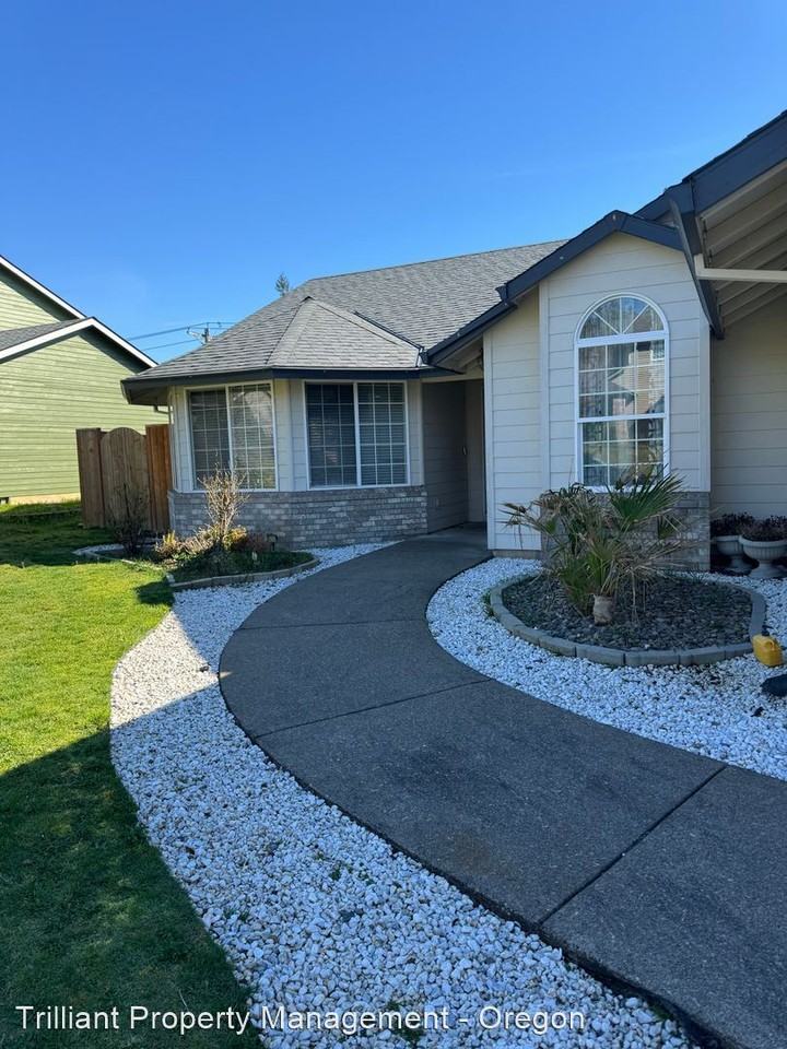 1824 Sw Spence Ave - Photo 2 of 29