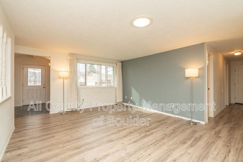 2336 Smith Ct - Photo 3 of 19