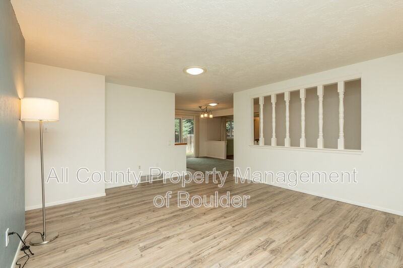 2336 Smith Ct - Photo 4 of 19