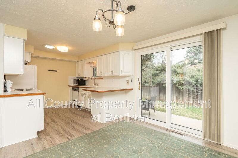 2336 Smith Ct - Photo 5 of 19